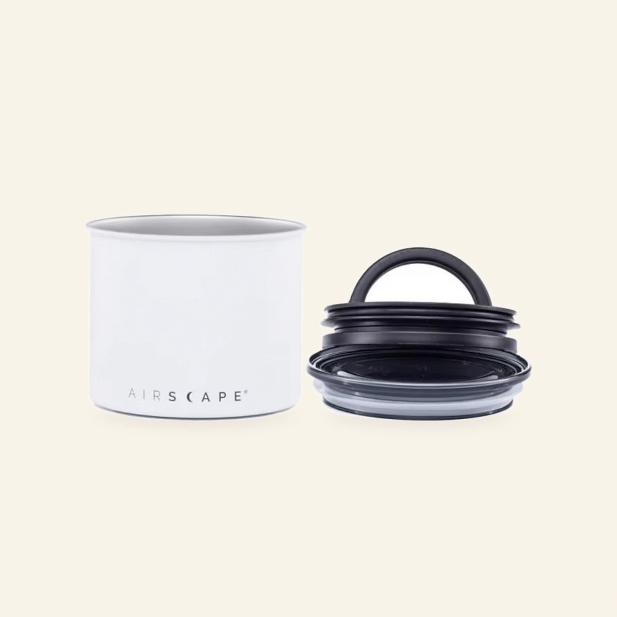 Kleine weiße Airscape Kaffeedose mit abgenommenem Vakuumdeckel daneben