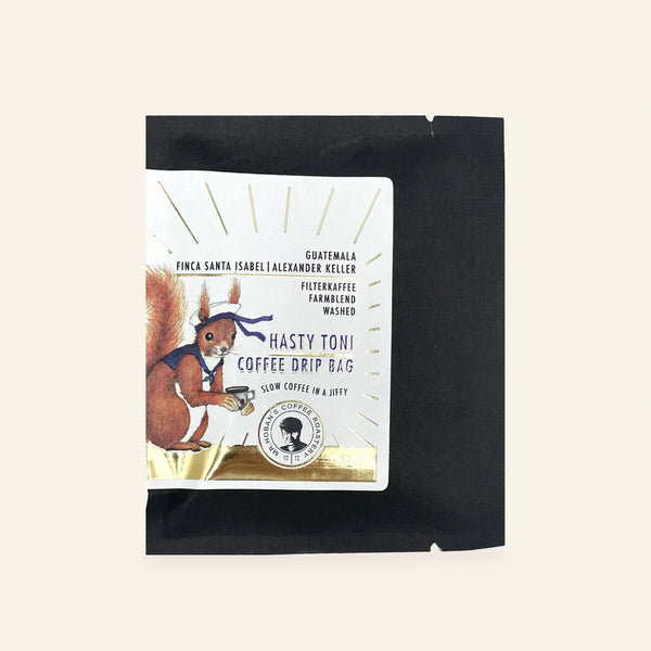 Hasty Toni Coffee Drip Bag aus Guatemala in schwarzer Tüte mit gezeichnetem Eichhörnchen