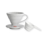 Hario V60 Keramikfilter in Weiß mit dem beiliegenden Messlöffel