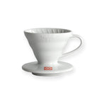 Hario V60 Keramikfilter Größe 01 in Weiß, Seitenansicht mit Henkel