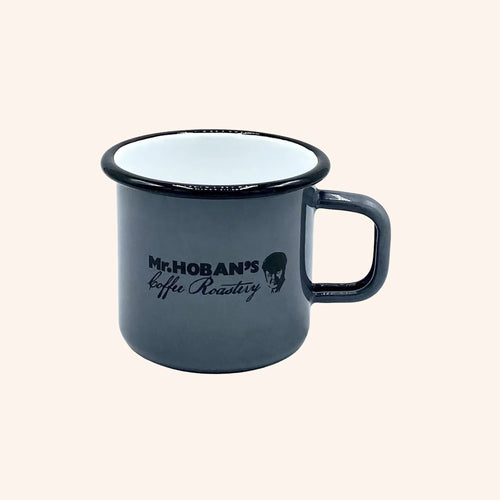 Dunkelblauer Emaillebecher mit Mr. Hoban's Schriftzug